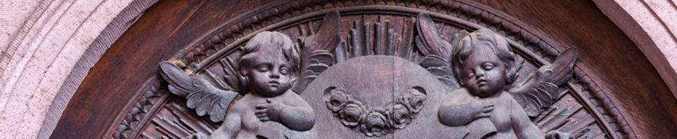 Bildausschnitt: Seitenportal der Heiliggeistkirche, sog. Brauttor, mit Putten und Rosengirlanden